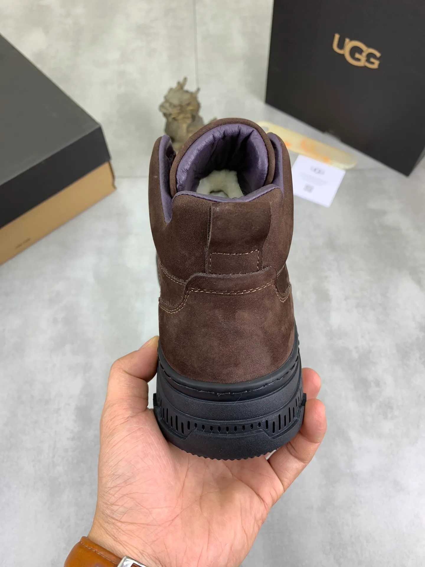 Men's Men's Shoes P620 [New Style] 💰 🆘 "Real Wool" [UGG] 👉 Popular men's shoes official website synchronization 🔰 Genuine quality [proud] is not comparable to the imitations in the general market 🌀 The upper is imported Italian frosted cowhide, and the lining: foot pad 🅰️ grade 🐑 real wool 👻 Only Grade A can show the effect The hand feels smooth and delicate 🔱The shoe shape is grand, only genuine factories can achieve it 🎄The perfect toughness of the original outsole 👻⬛️ allows customers to bid farewell to one-time consumption. Real wool lining, super warm. 3️⃣Colors available Sizes: 38-44